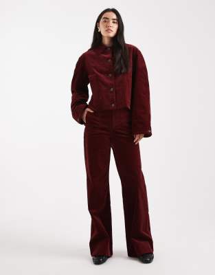 ASOS DESIGN - Cordhose in Burgunderrot mit weitem Bein und Taschendetail