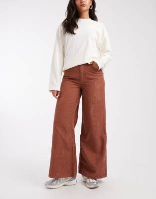 ASOS DESIGN - Cordhose mit weitem Bein-Brown