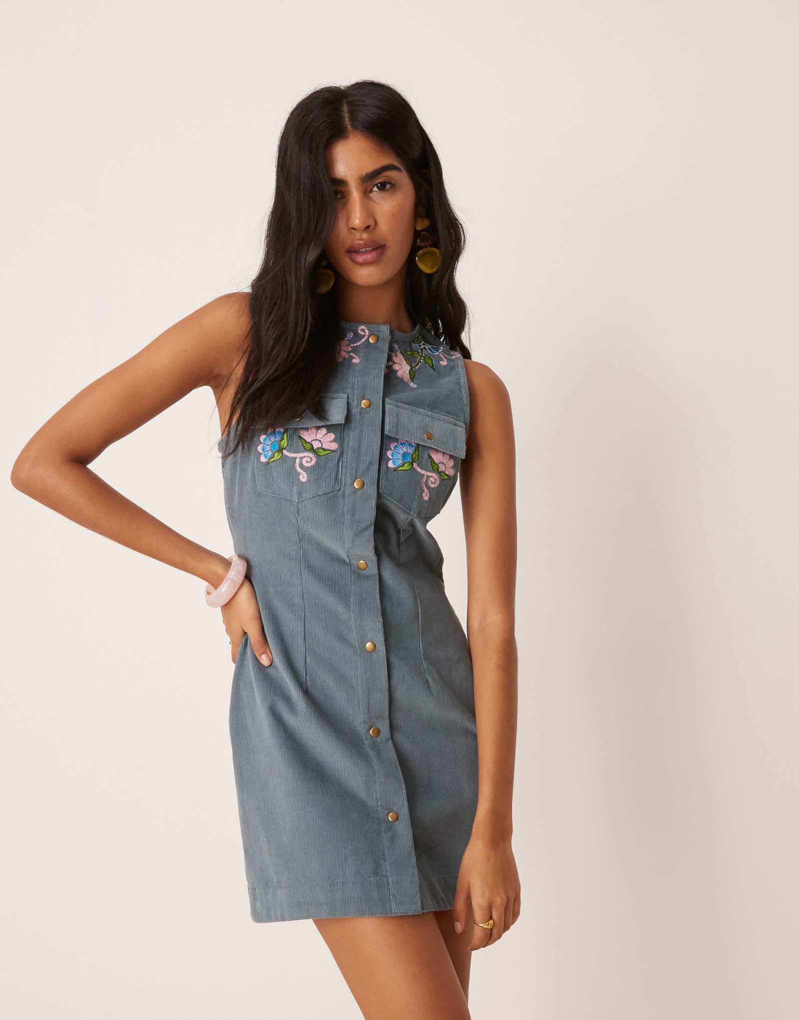 ДИЗАЙНЕРСКОЕ вельветовое мини-платье с вышивкой ASOS DESIGN синего цвета