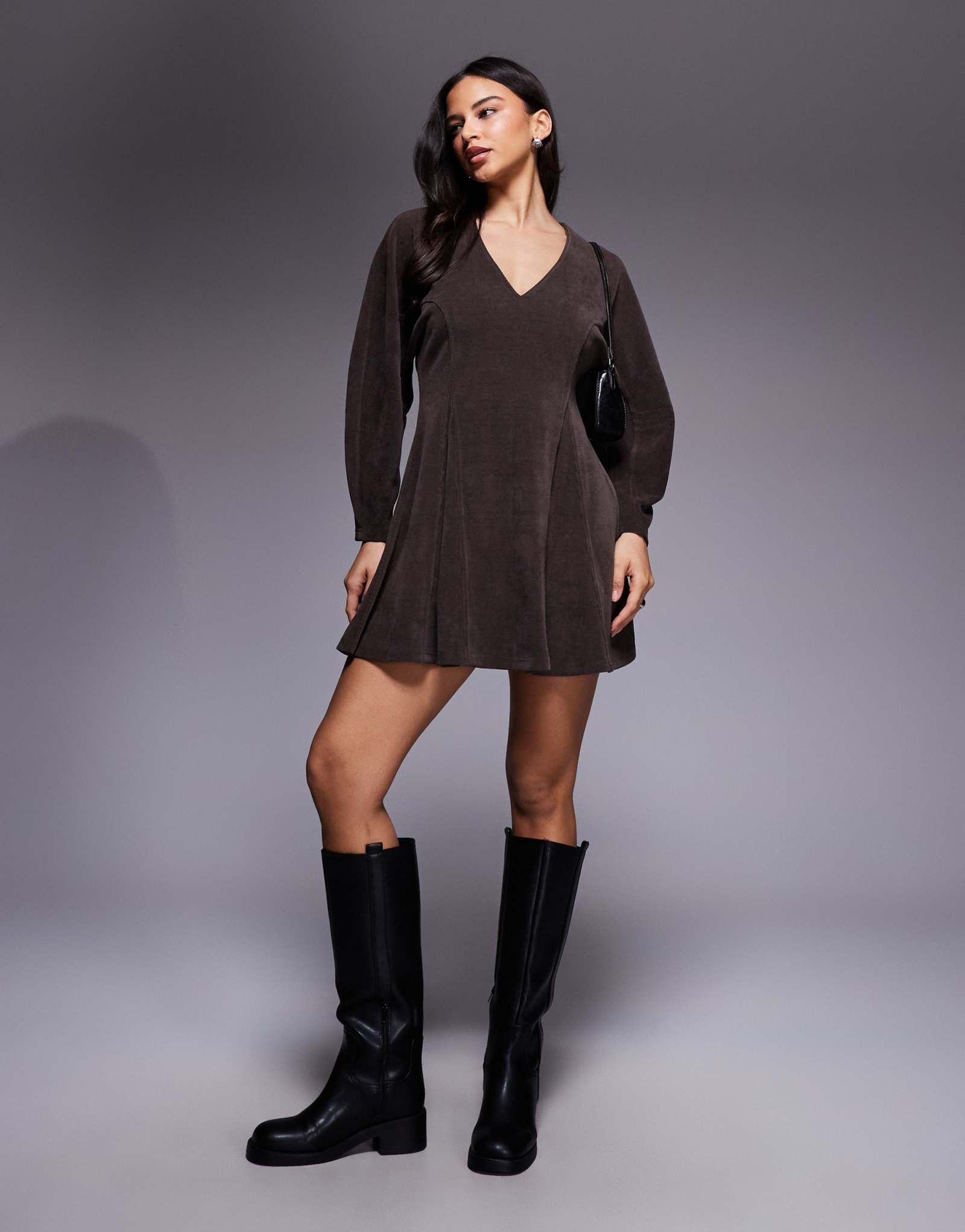 ДИЗАЙНЕРСКОЕ вельветовое мини-платье с широкими рукавами ASOS шоколадного цвета