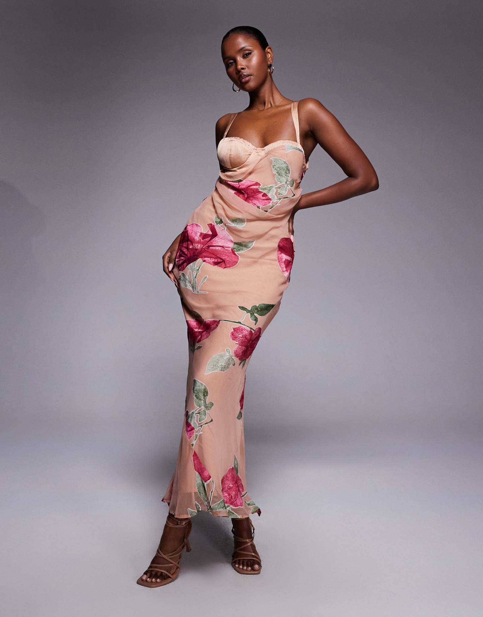 ДИЗАЙНЕРСКОЕ макси-платье с корсетом ASOS DESIGN, украшенное объемным цветочным принтом burnout