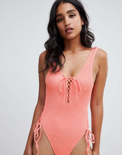 ASOS DESIGN - Costume da bagno arancione pastello allacciato con tessuto stropicciato sul davanti