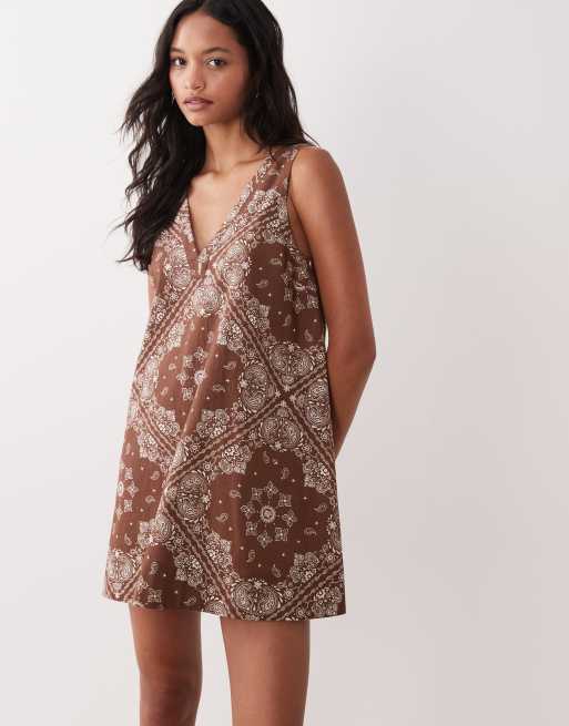 ASOS DESIGN cotton linen  v neck smock mini dress in chocolate bandana print - MULTI, 2 of 4