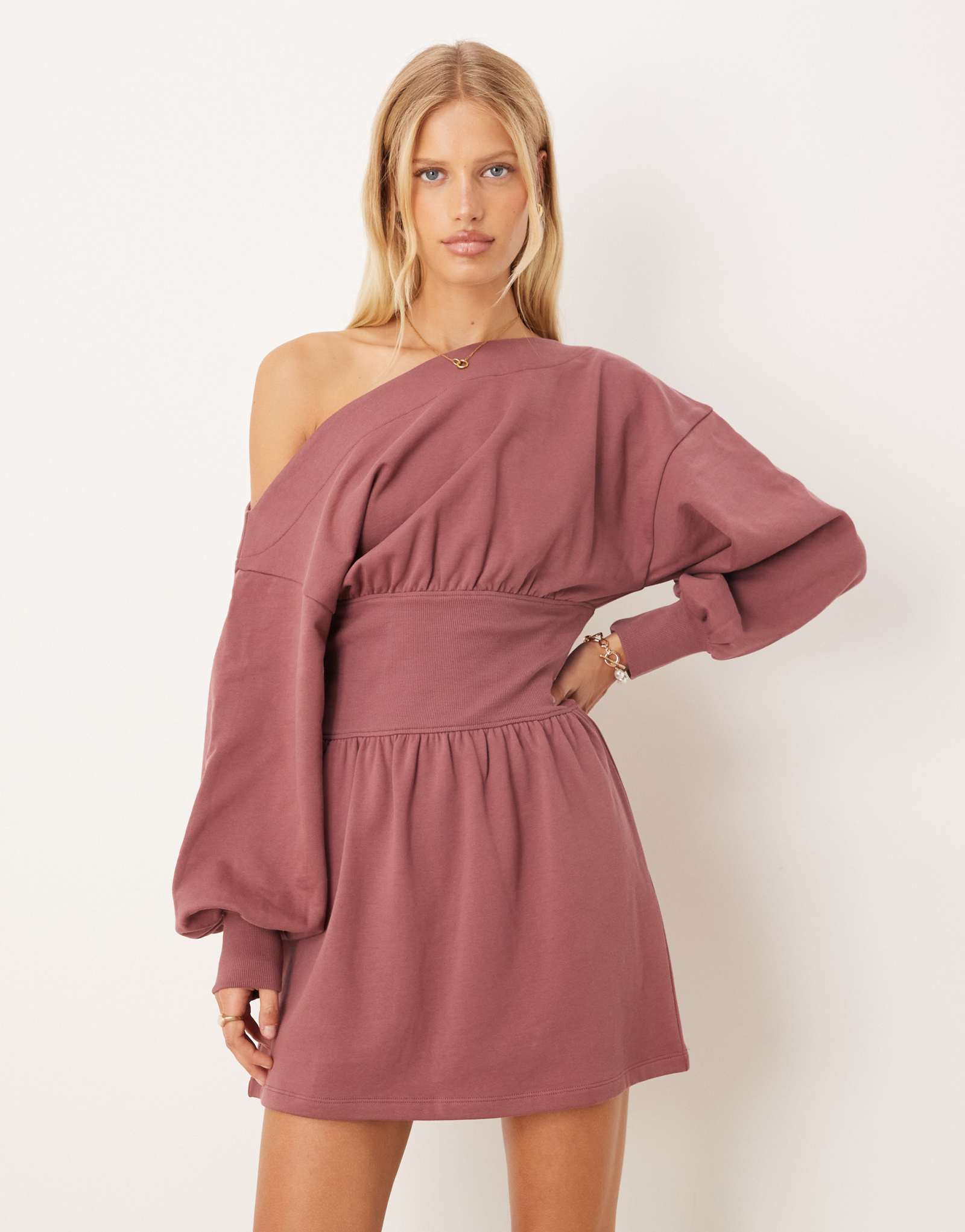 ДИЗАЙНЕРСКОЕ хлопковое мини-платье ASOS с вырезом лодочкой на одно плечо и эластичной талией темно-розового цвета