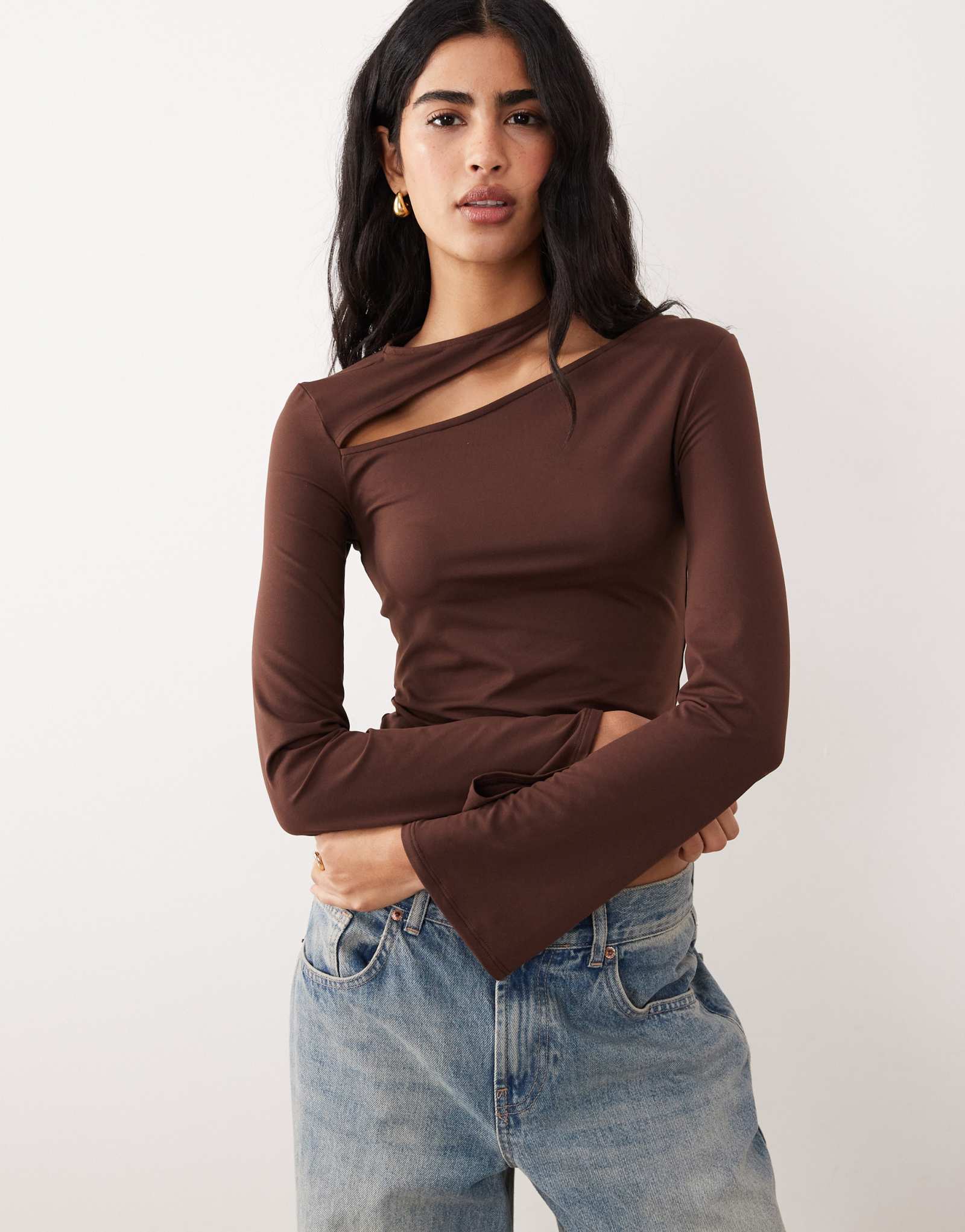 ДИЗАЙНЕРСКИЙ хлопковый топ с длинными рукавами ASOS и вырезами шоколадного цвета