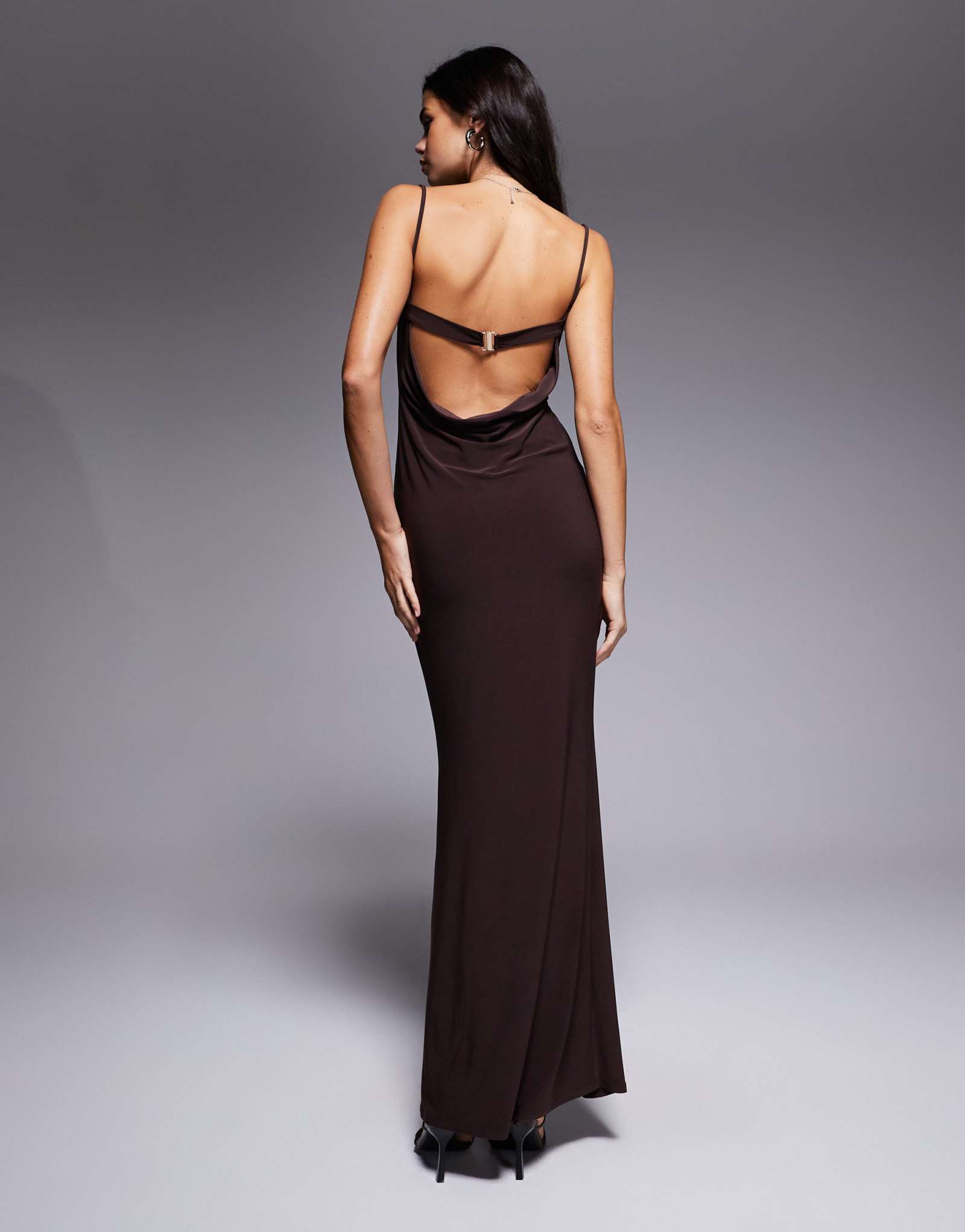 ДИЗАЙНЕРСКОЕ платье-комбинация макси с капюшоном и драпировкой ASOS DESIGN с ремешком из искусственного бюстгальтера шоколадного цвета