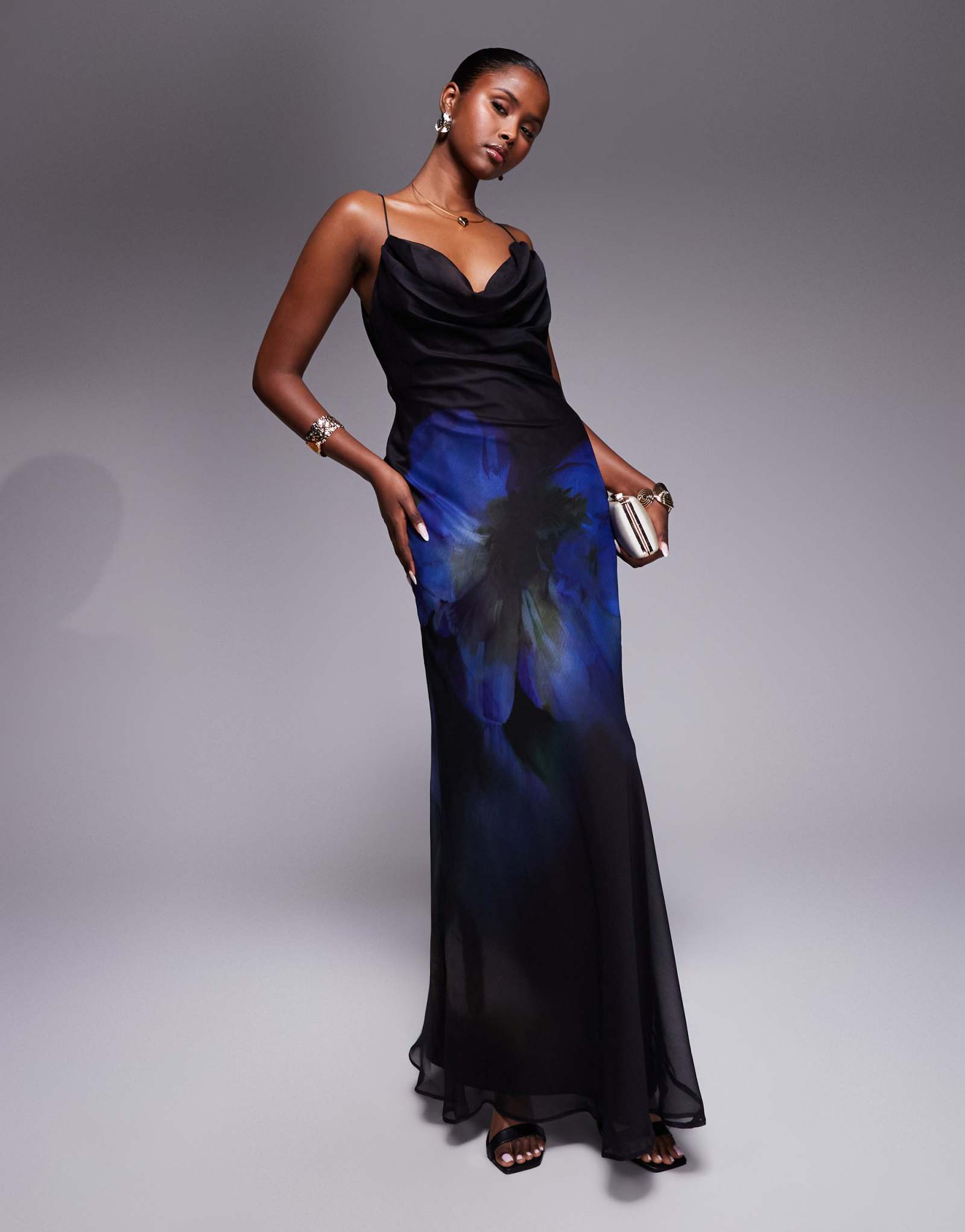 ДИЗАЙНЕРСКОЕ макси-платье с глубоким вырезом и воротником-стойкой ASOS DESIGN с фиолетовым и цветочным принтом на спине