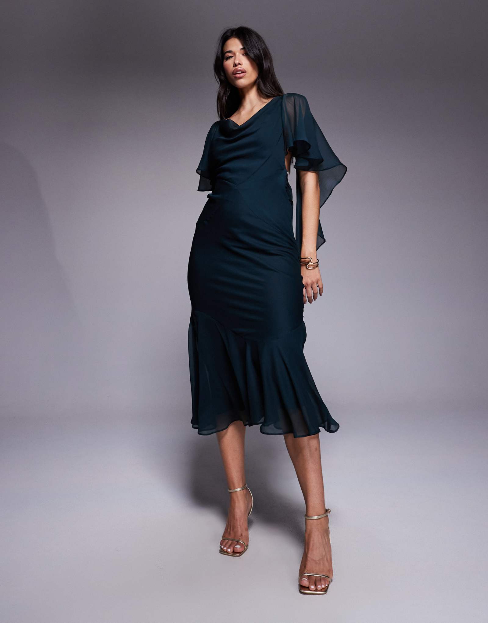 Макси-платье с воротником-стойкой и оборками по низу от ASOS DESIGN темно-зеленого цвета