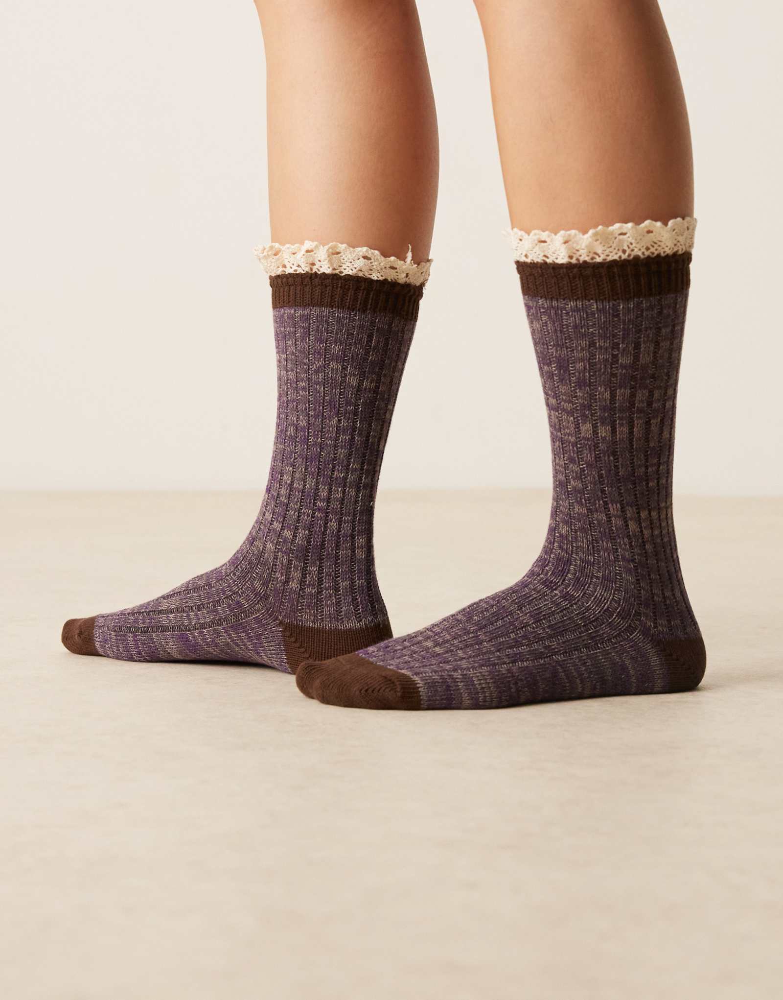 ASOS РАЗРАБАТЫВАЕТ уютные носки в рубчик с вязаными оборками по краям фиолетового и коричневого цветов