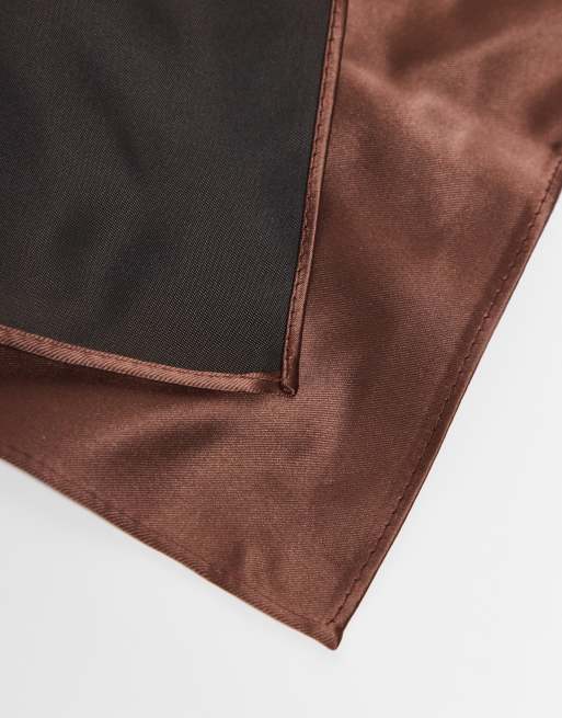 ASOS DESIGN - Cravatta sottile e fazzoletto da taschino in raso marrone, 4 di 4