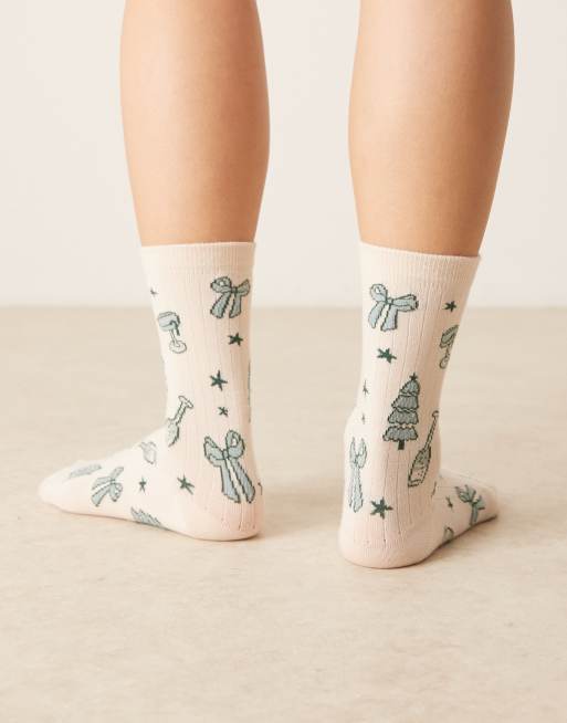 ASOS DESIGN - Cremefarvede og grønne sokker med gennemgående juledesign, 2 af 3