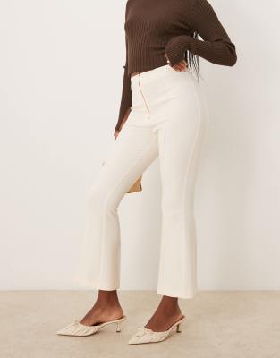ASOS DESIGN - Cremefarvede og skræddersyede bukser med svaj - view 1