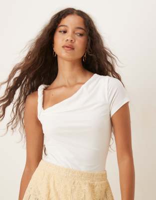 ASOS DESIGN - Cremefarvet draperet kortærmet bodystocking med snoet skulder og udskæringsdetalje - view 1