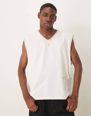 ASOS DESIGN - Cremefarvet oversized firkantet tanktop med V-hals og stikninger - view 1