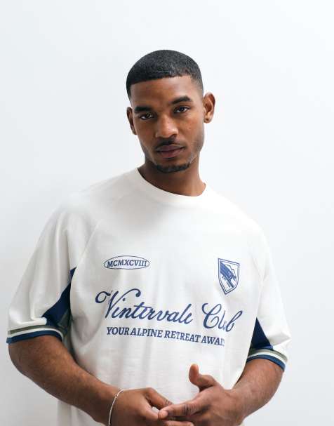 ASOS DESIGN - Cremefarvet oversized T-shirt med cut-and-sew-design og fodboldgrafik samt firkantet pasform - view 1