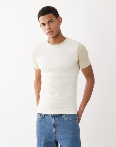 ASOS DESIGN - Cremefarvet ribstrikket tætsiddende T-shirt med tone-i-tone kontrastfarvede ærmer - view 1