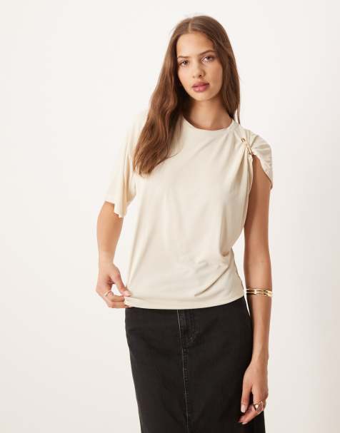 ASOS DESIGN - Cremefarvet T-shirt i modal med draperet snit og metaldetalje på skulderen - view 1