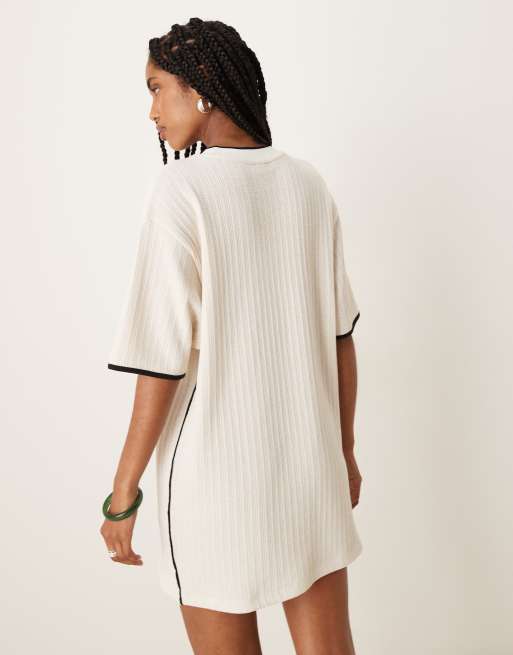 ASOS DESIGN - Cremefarvet T-shirt-kjole i minilængde i ribstrik, 3 af 4