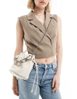 ASOS DESIGN - Cremehvid bucket-taske med aftagelig crossbody-strop