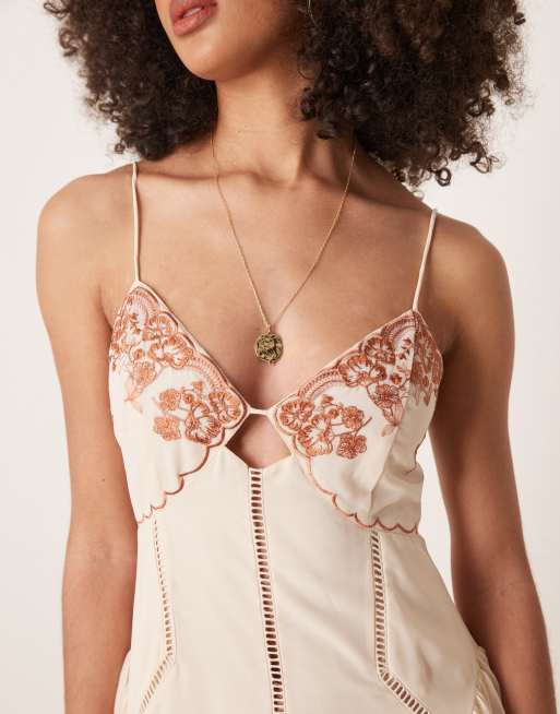 ASOS DESIGN - Cremehvid cami-midikjole med kontrastbroderinger og stigesyning, 3 af 4
