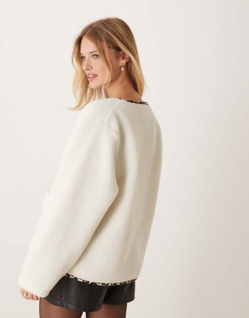 ASOS DESIGN - Cremehvid jakke i imiteret lammeskind med kanter med leopardprint, 3 af 4