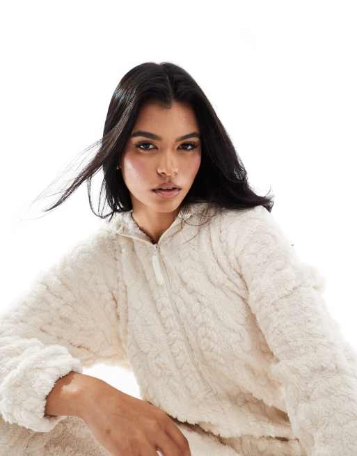 ASOS DESIGN - Cremehvid lounge-onesie med kabelstrikket tekstur i fleece, 2 af 4