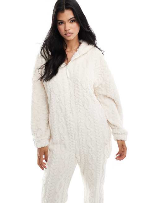 ASOS DESIGN - Cremehvid lounge-onesie med kabelstrikket tekstur i fleece, 3 af 4