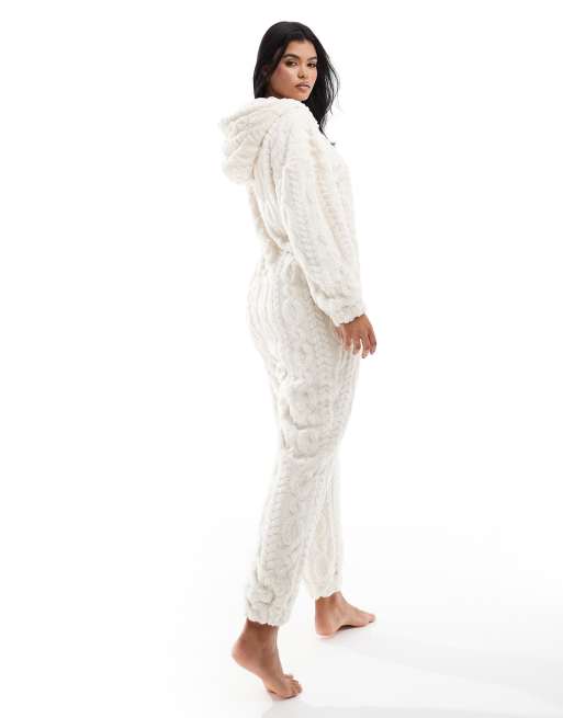ASOS DESIGN - Cremehvid lounge-onesie med kabelstrikket tekstur i fleece, 4 af 4