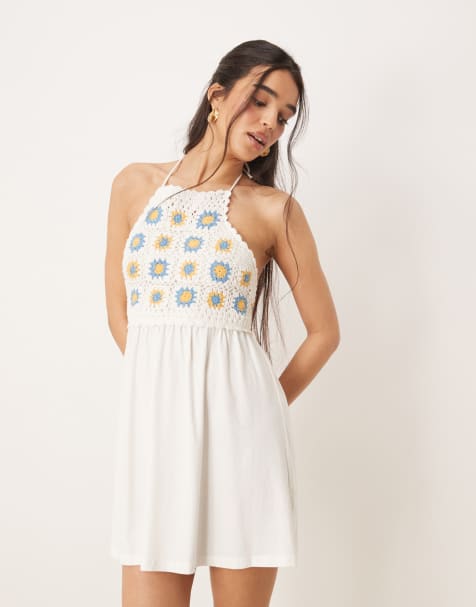 ASOS DESIGN - Cremehvid minikjole med halterneck og hæklet materiale over brystet - view 1