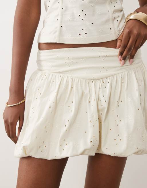 ASOS DESIGN - Cremehvid mininederdel med puffet effekt og broderier - Del af sæt, 4 af 5
