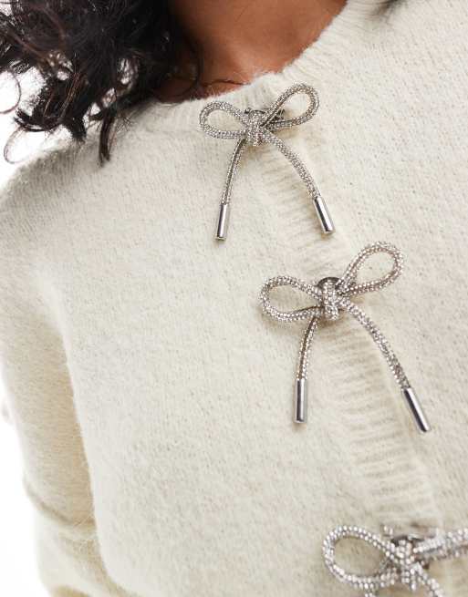 ASOS DESIGN - Cremehvid oversized cardigan med rund hals og sløjfeknapper med rhinsten, 2 af 4