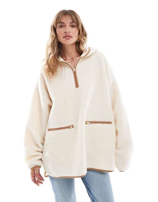 ASOS DESIGN - Cremehvid sweatshirt med halv lynlås og gyldenbrune kantdetaljer i imiteret lammeskind i kappestil