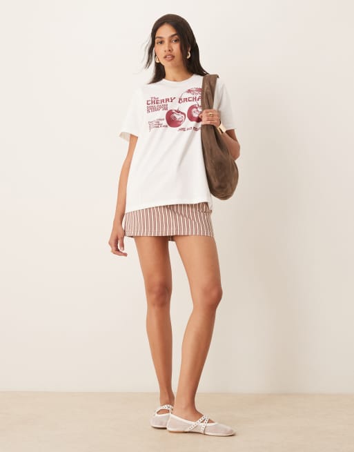 ASOS DESIGN - Cremehvid T-shirt i regular fit med grafisk 'Cherry Orchard'-print, 3 af 4