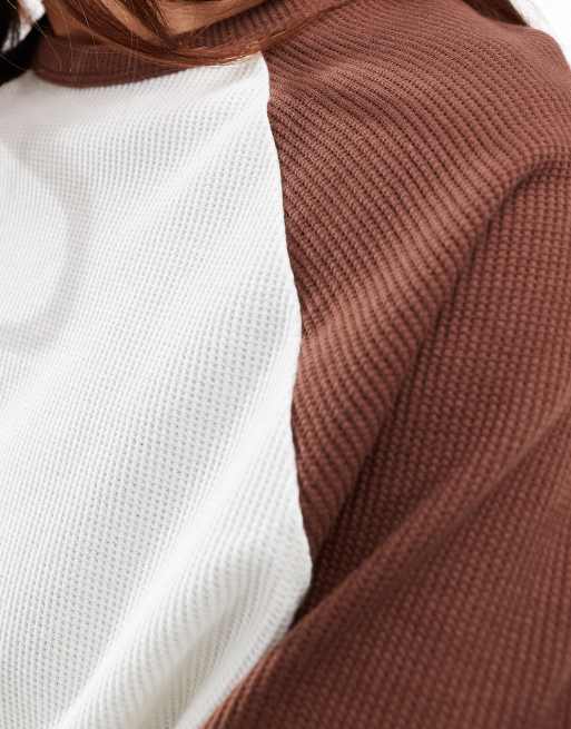 ASOS DESIGN - Cremehvid T-shirt med chokoladebrune lange raglanærmer, 3 af 4