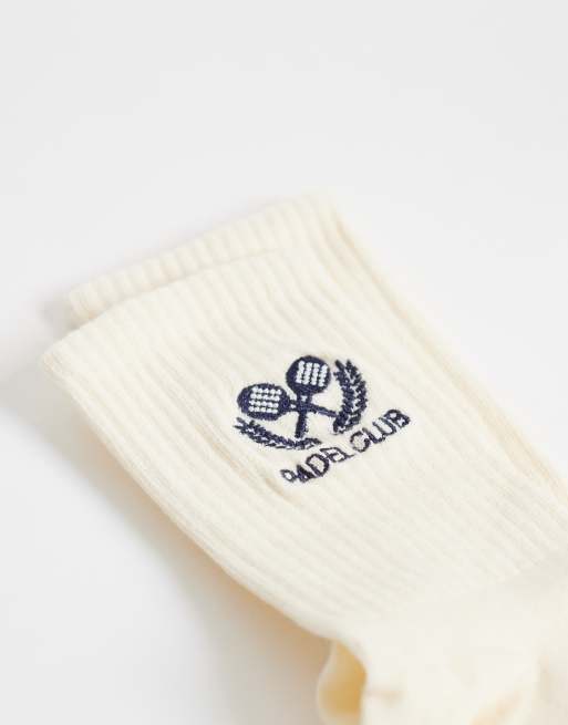 ASOS DESIGN - Cremehvide ankelsokker med 'Padel Club'-design, 2 af 3