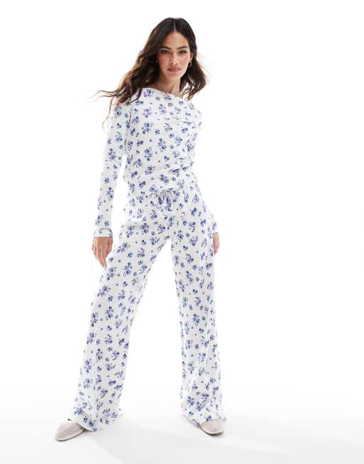 ASOS DESIGN - Cremehvide bukser med vidde og vaffeltekstur med blomstermønster