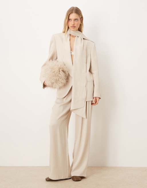 ASOS DESIGN - Cremehvidt satinsæt til særlige lejligheder med blazer med bindebånd i halsen og bukser med dybe plisseringer, 2 af 3