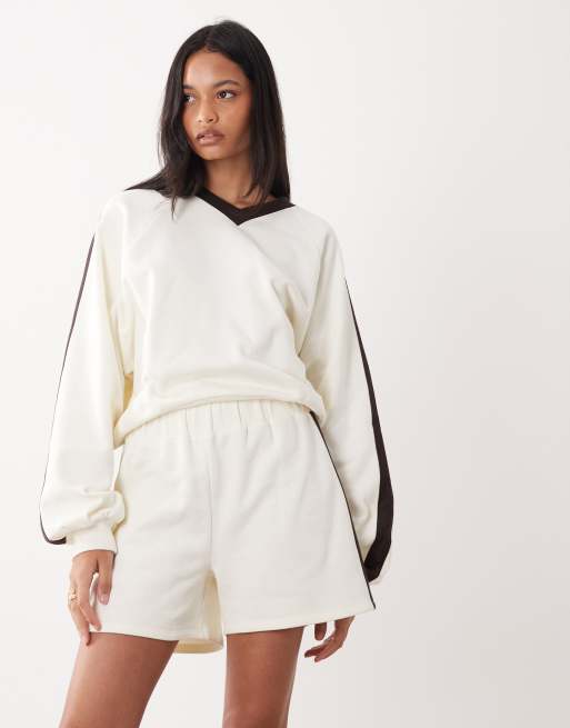 ASOS DESIGN - Cremehvide shorts med marineblå stribe i siden - Del af sæt, 4 af 5