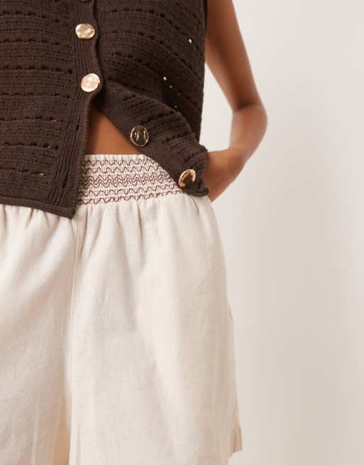 ASOS DESIGN - Cremehvide shorts med rynket talje med brune detaljer, 4 af 5