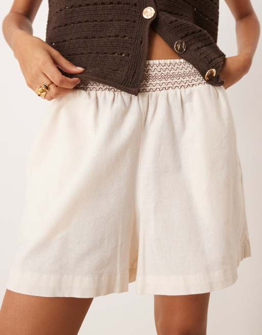 ASOS DESIGN - Cremehvide shorts med rynket talje med brune detaljer, 5 af 5