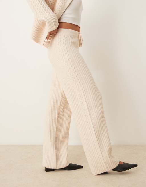ASOS DESIGN - Cremehvide strikkede bukser med vide ben og kabelstrikkede sidesømme - Del af sæt, 4 af 5