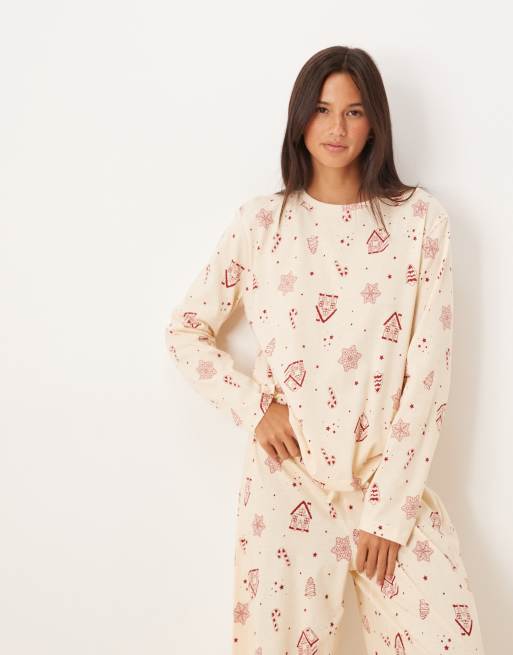 ASOS DESIGN - Cremehvidt pyjamassæt med langærmet top og bukser med julekageprint, 2 af 4