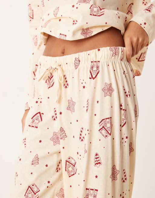 ASOS DESIGN - Cremehvidt pyjamassæt med langærmet top og bukser med julekageprint, 3 af 4