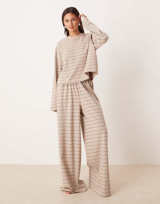 ASOS DESIGN - Cremehvidt pyjamassæt med langærmet top og bukser med striber