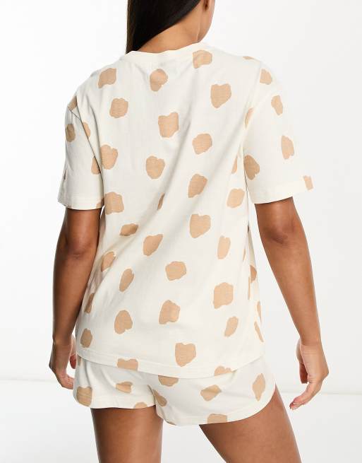 ASOS DESIGN - Cremehvidt pyjamassæt oversized T-shirt og shorts med abstrakte prikker, 4 af 4