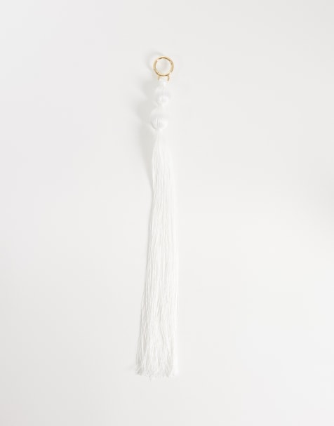 ASOS DESIGN - Cremehvidt taskevedhæng med frynser - view 1