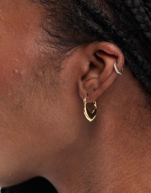 ASOS DESIGN – Creolen mit Herz-Design und 14-Karat-Vergoldung