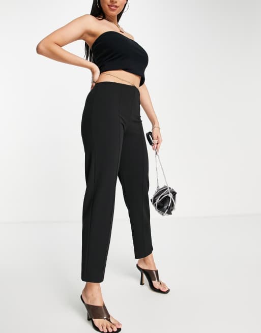ASOS DESIGN - Crêpe broek met plooi en ketting in de taille in zwart