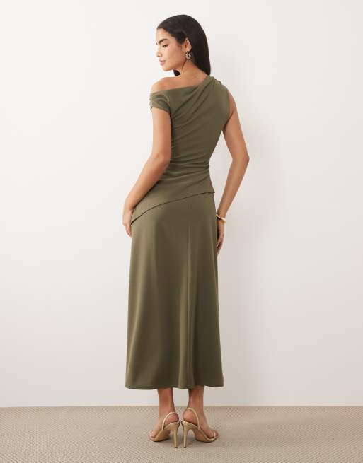 ASOS DESIGN – Crepe-Maxikleid in Khaki mit abfallender Schulterpartie und gerafftem Rockdetail, 4 von 4