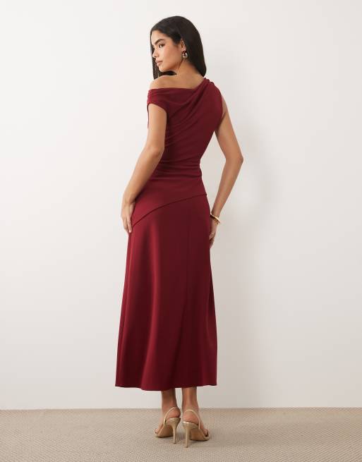 ASOS DESIGN – Crepe-Maxikleid in Weinrot mit abfallender Schulterpartie und gerafftem Rockdetail, 3 von 4